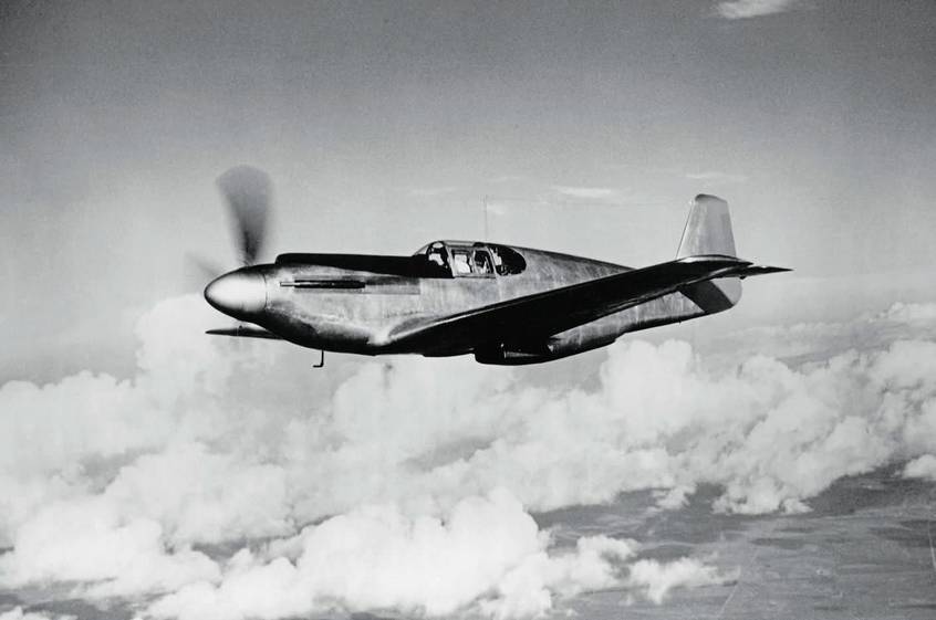 Первый опытный истребитель Норт Америкен NA-73X еще без окраски – в том виде, в котором он совершил первый полет. Это был первый в мире боевой самолет, спроектированный из учета ламинарного обтекания поверхностей и, прежде всего, крыла